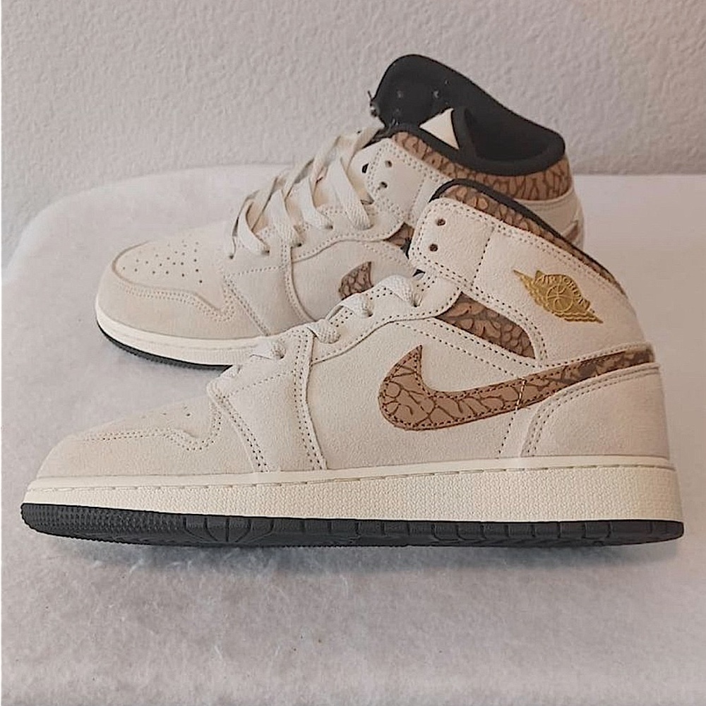 AIR JORDAN 1 MID ✔️🏀